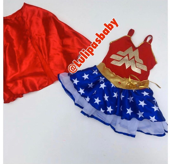 Vestido com capa mulher maravilha