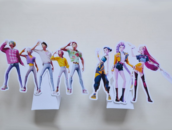 Totem de Mesa Huntrix c/ Caixa Pirâmide
