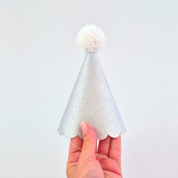 Chapeuzinho de Festa Glitter Prata com Pompom Branco - Imagem 2