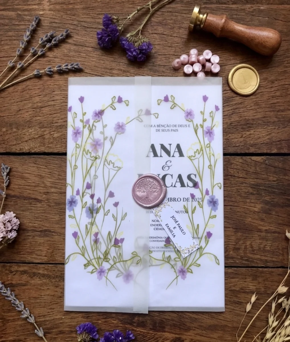 Convite de Casamento em Papel Vegetal Wildflower Lilás com Lacre de Cera e Tag