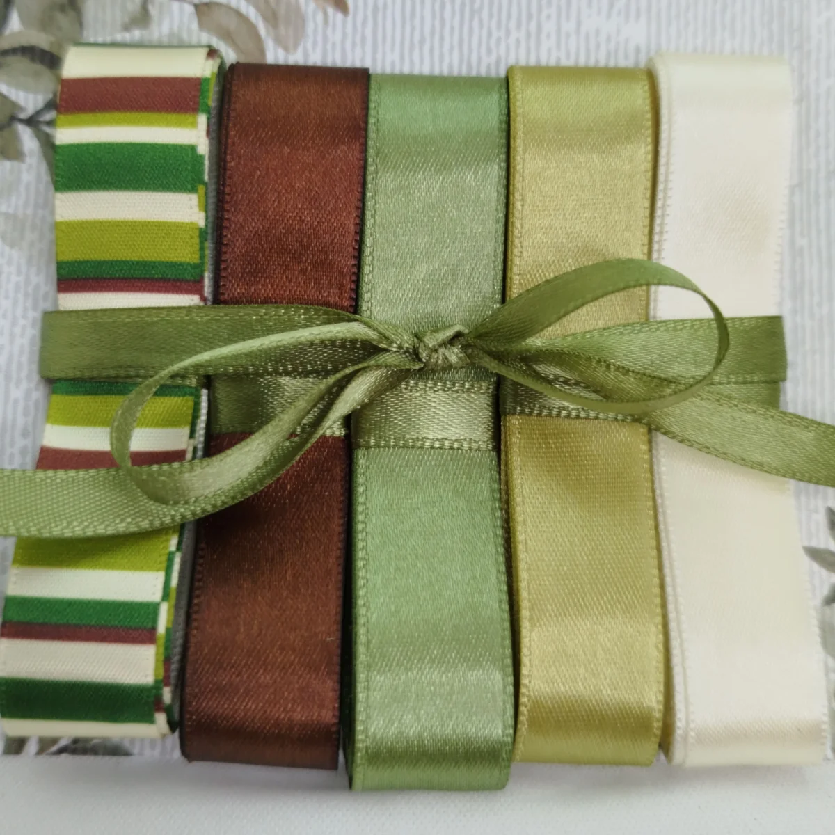 Kit de Fitas Cetim Tons Terrosos :Marrom, Verde Militar, Oliva, Marfim e Listrada - Imagem 3