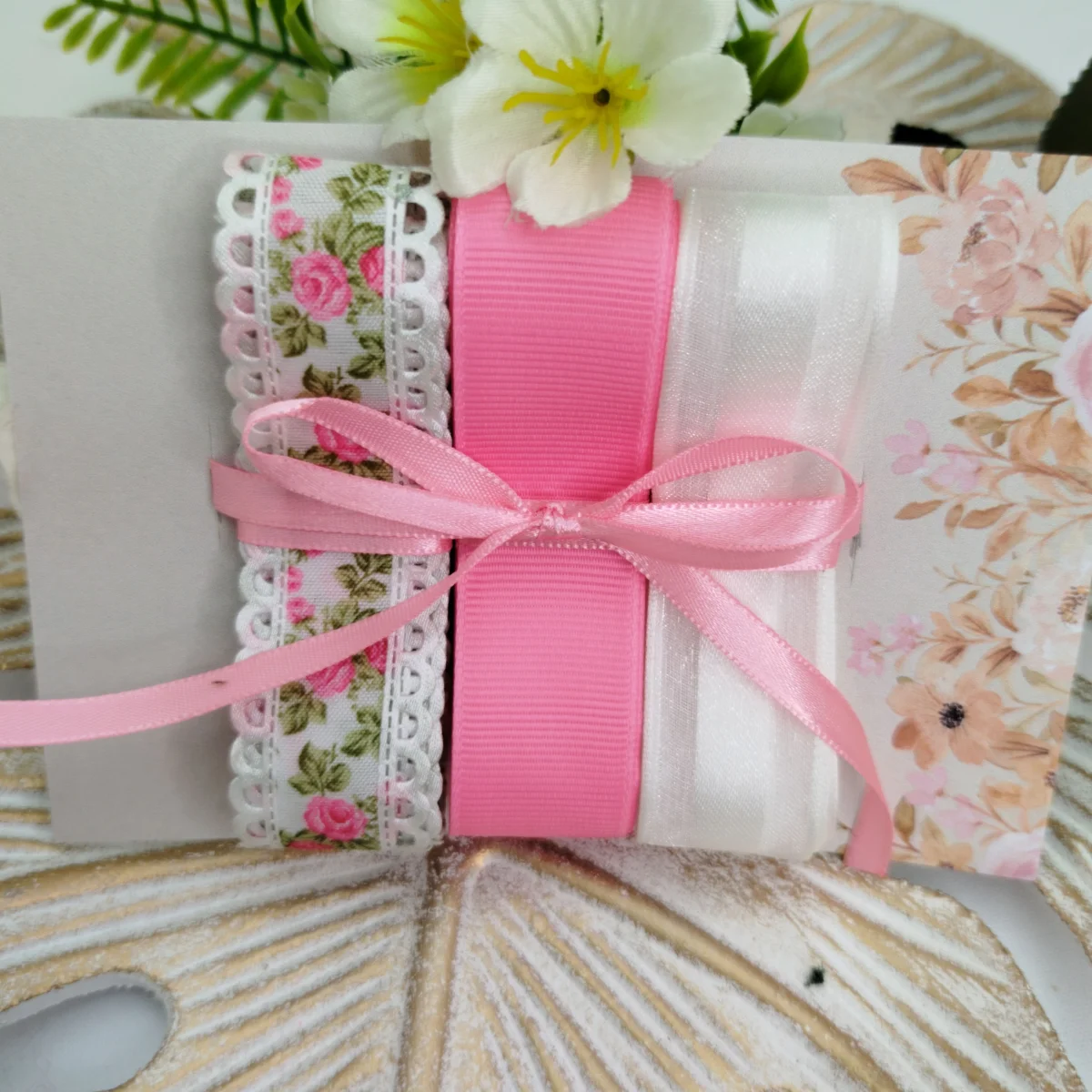 Kit de Fitas Floral Rosa e Branca — Poliéster Estampada, Gorgurão e Voil com Cetim