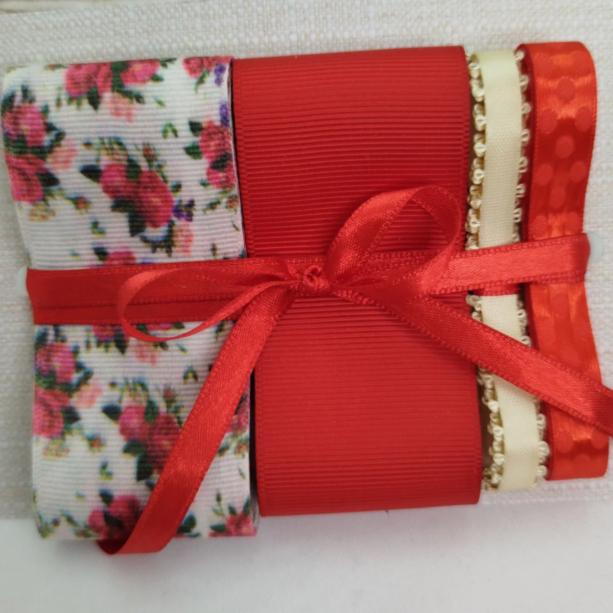 Kit de Fitas Floral Vermelho — Gorgurão Estampado, Liso, Cetim Marfim e Bege Poá