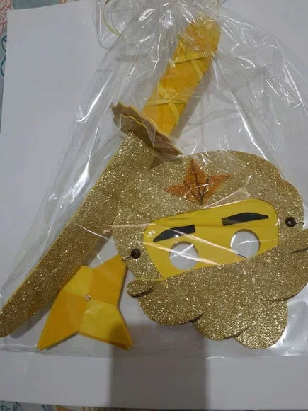 Lembrancinha Kit Ninjago Dourado, Estrelas,máscara e Espada - Imagem 1