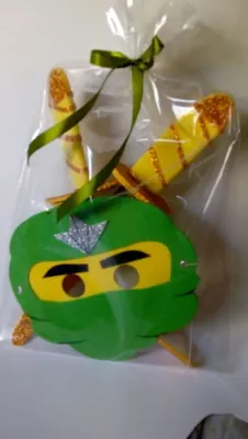 Kit máscara Ninjago com 2 espadas douradas