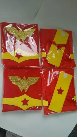 Kit Mulher Maravilha, Capa de Cetim, Braceletes e Tiara - Imagem 3