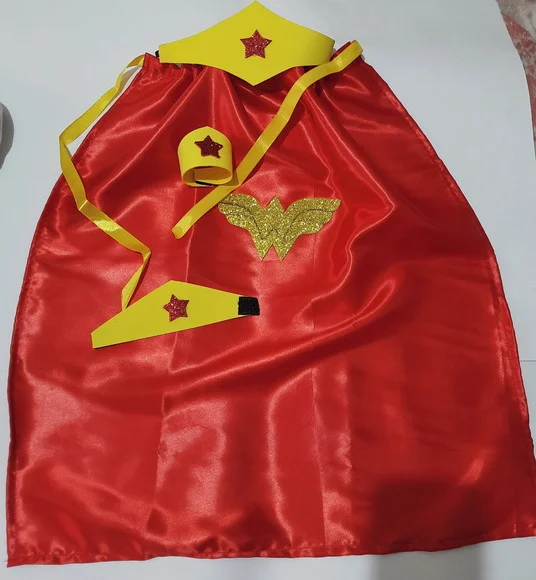 Kit Mulher Maravilha, Capa de Cetim, Braceletes e Tiara - Imagem 1