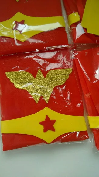 Kit Mulher Maravilha, Capa de Cetim, Braceletes e Tiara - Imagem 5