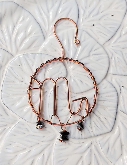 Símbolo do Signo de Escorpião em cobre e pedras naturais