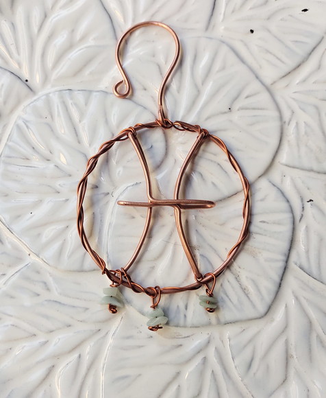 Símbolo do Signo de Peixes em Cobre e Pedras Naturais