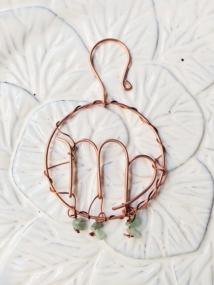 Símbolo do Signo de Virgem em cobre e pedras naturais