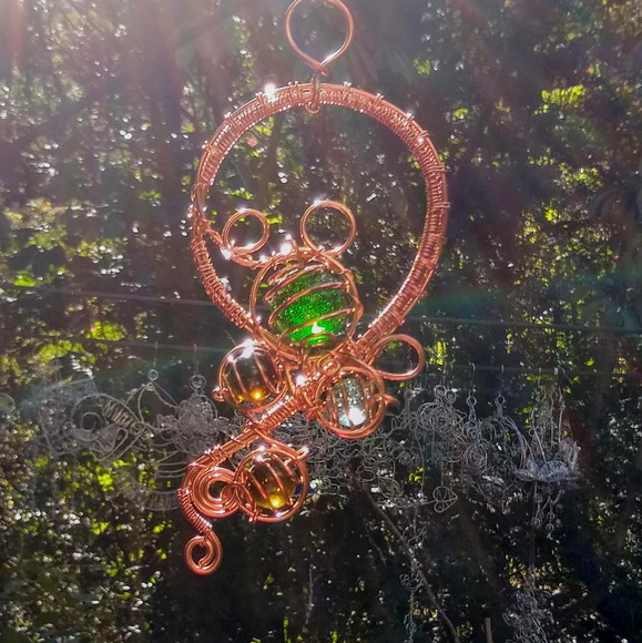 Suncatcher trançado em cobre e tons de verde - Imagem 3