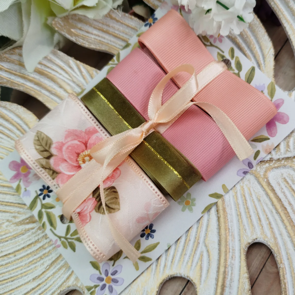 Kit de Fitas Cetim Adamascado Floral — Voil com Cetim Verde, Gorgurão Rosé e Coral
