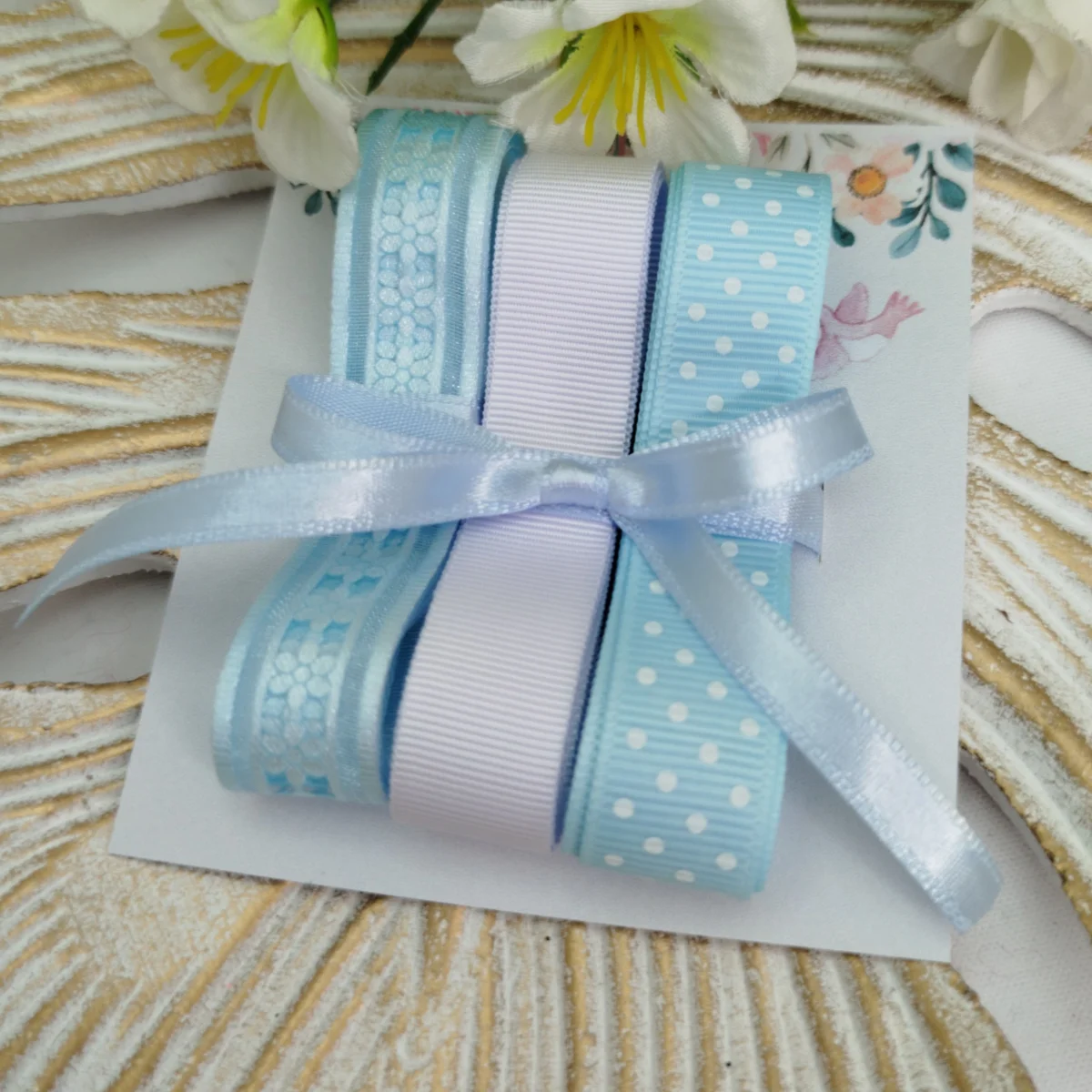 Kit de Fitas Azul e Branca Poá — Voil Floral Prensado, Gorgurão Liso e Bolinhas