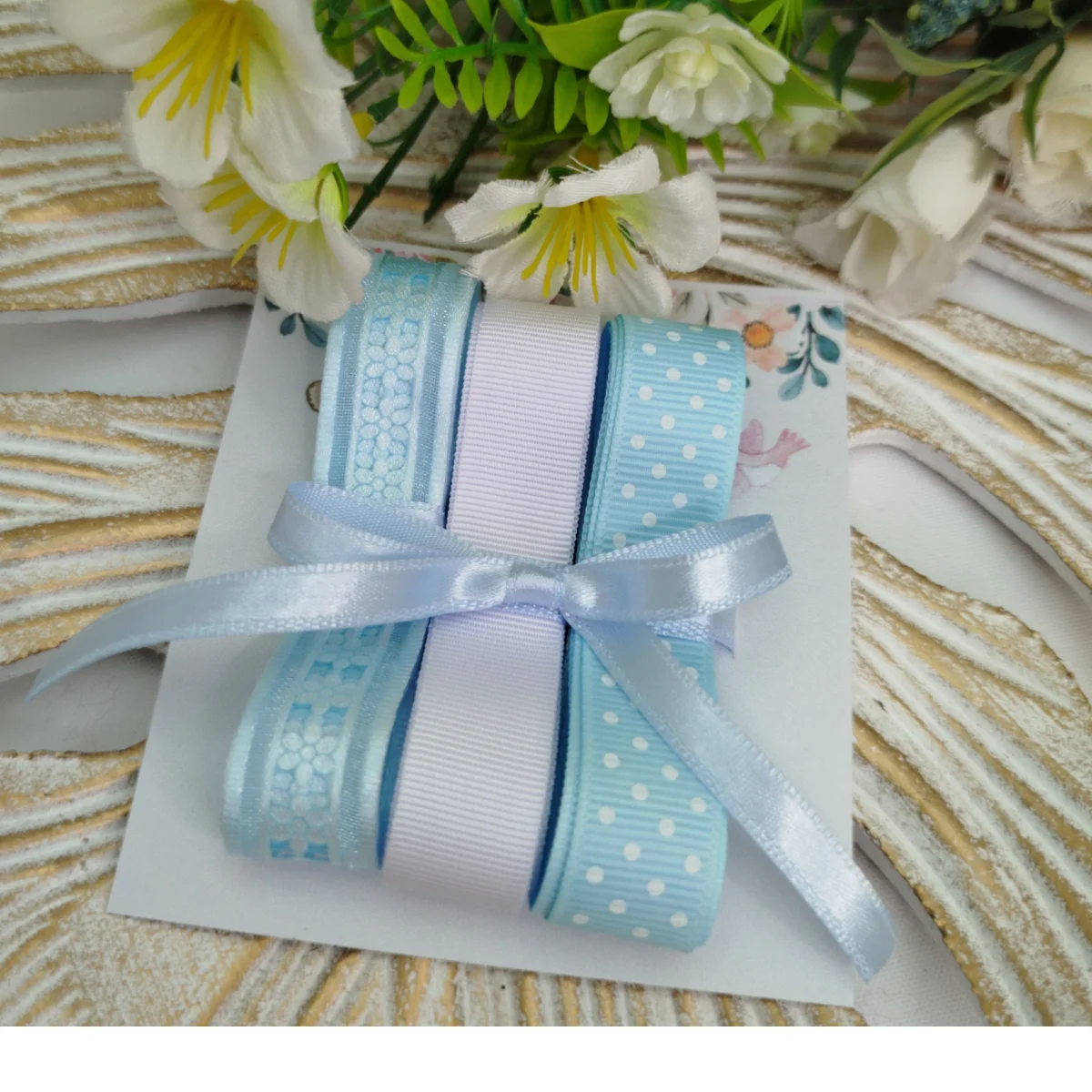 Kit de Fitas Azul e Branca Poá — Voil Floral Prensado, Gorgurão Liso e Bolinhas - Imagem 4