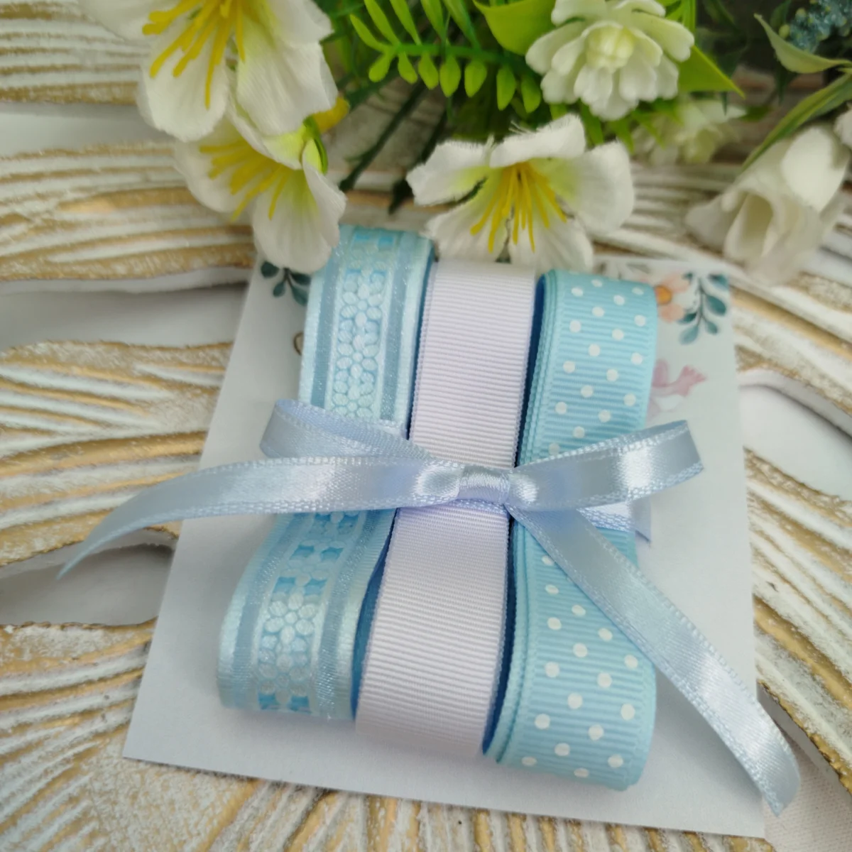 Kit de Fitas Azul e Branca Poá — Voil Floral Prensado, Gorgurão Liso e Bolinhas - Imagem 8