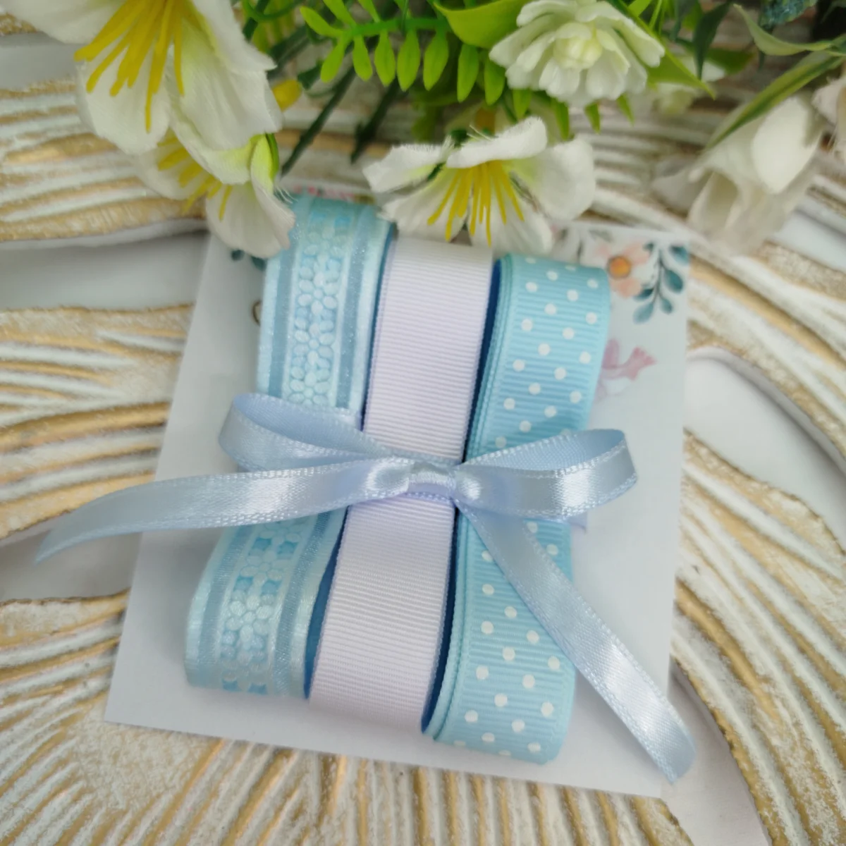Kit de Fitas Azul e Branca Poá — Voil Floral Prensado, Gorgurão Liso e Bolinhas - Imagem 6