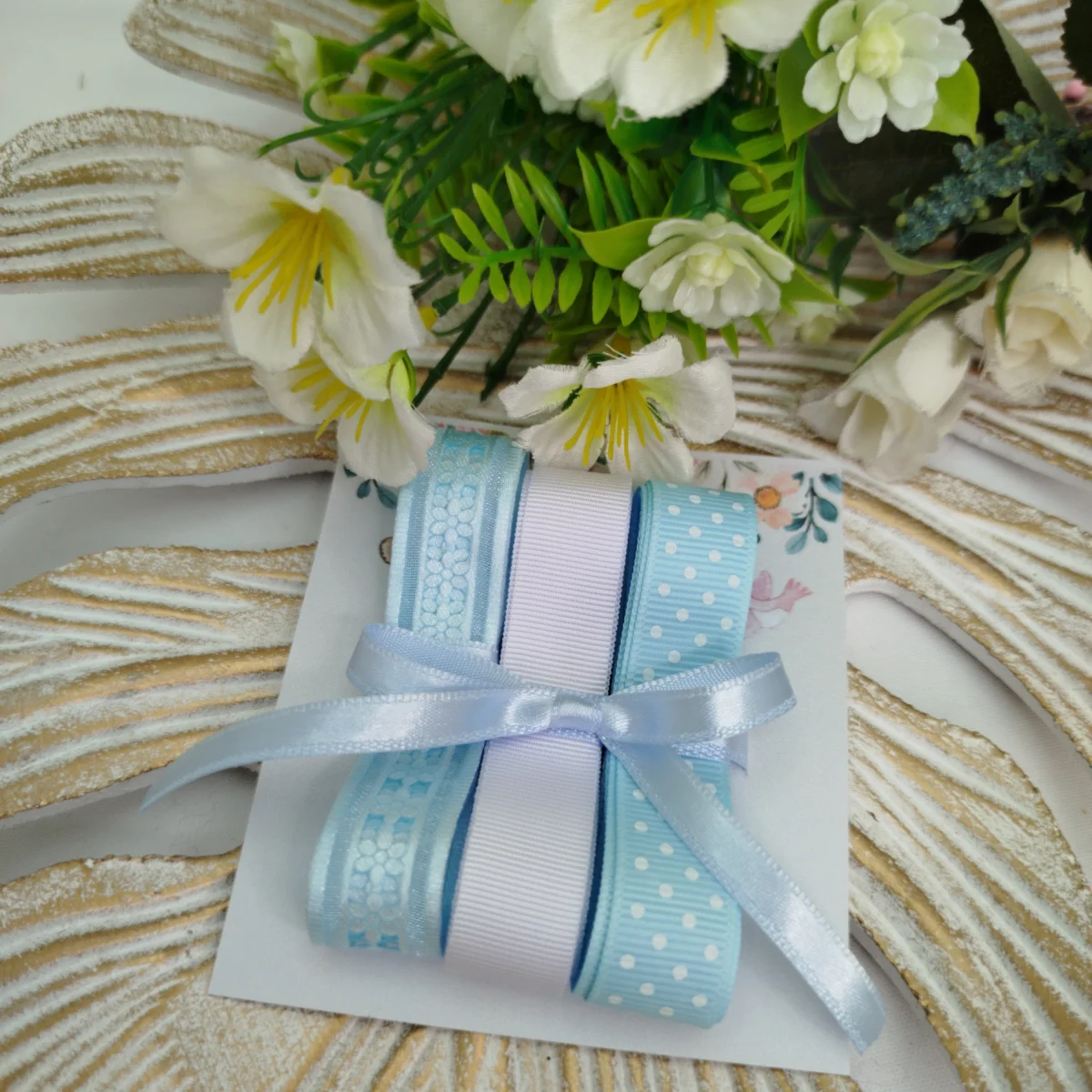 Kit de Fitas Azul e Branca Poá — Voil Floral Prensado, Gorgurão Liso e Bolinhas - Imagem 7