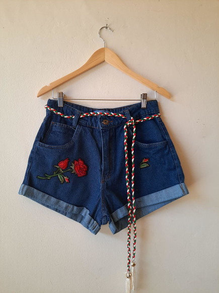 Short Jeans Bordado com com Cinto Artesanal de Brinde