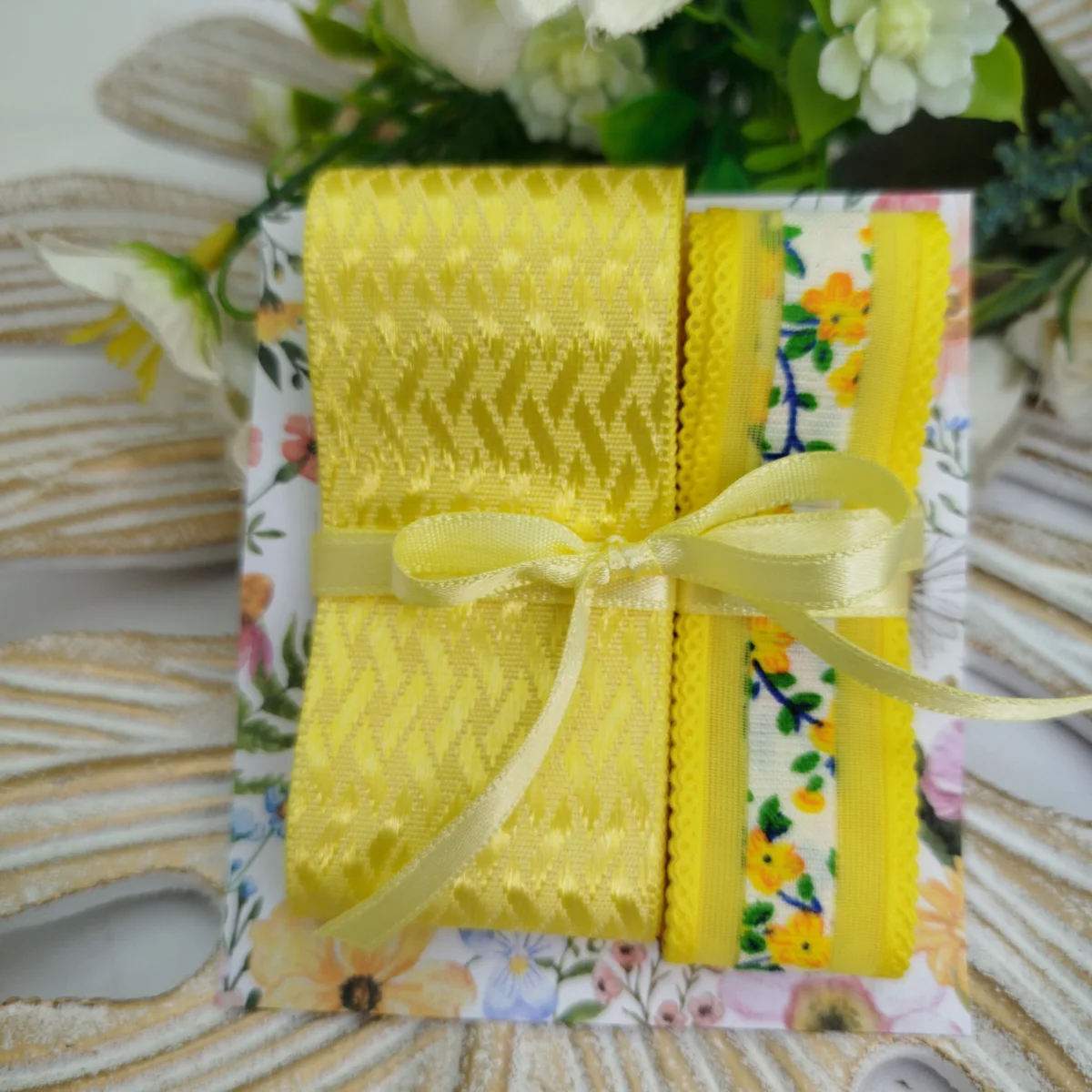 Kit de Fitas Amarelas Floral — Voil Estampado e Cetim Escama de Peixe