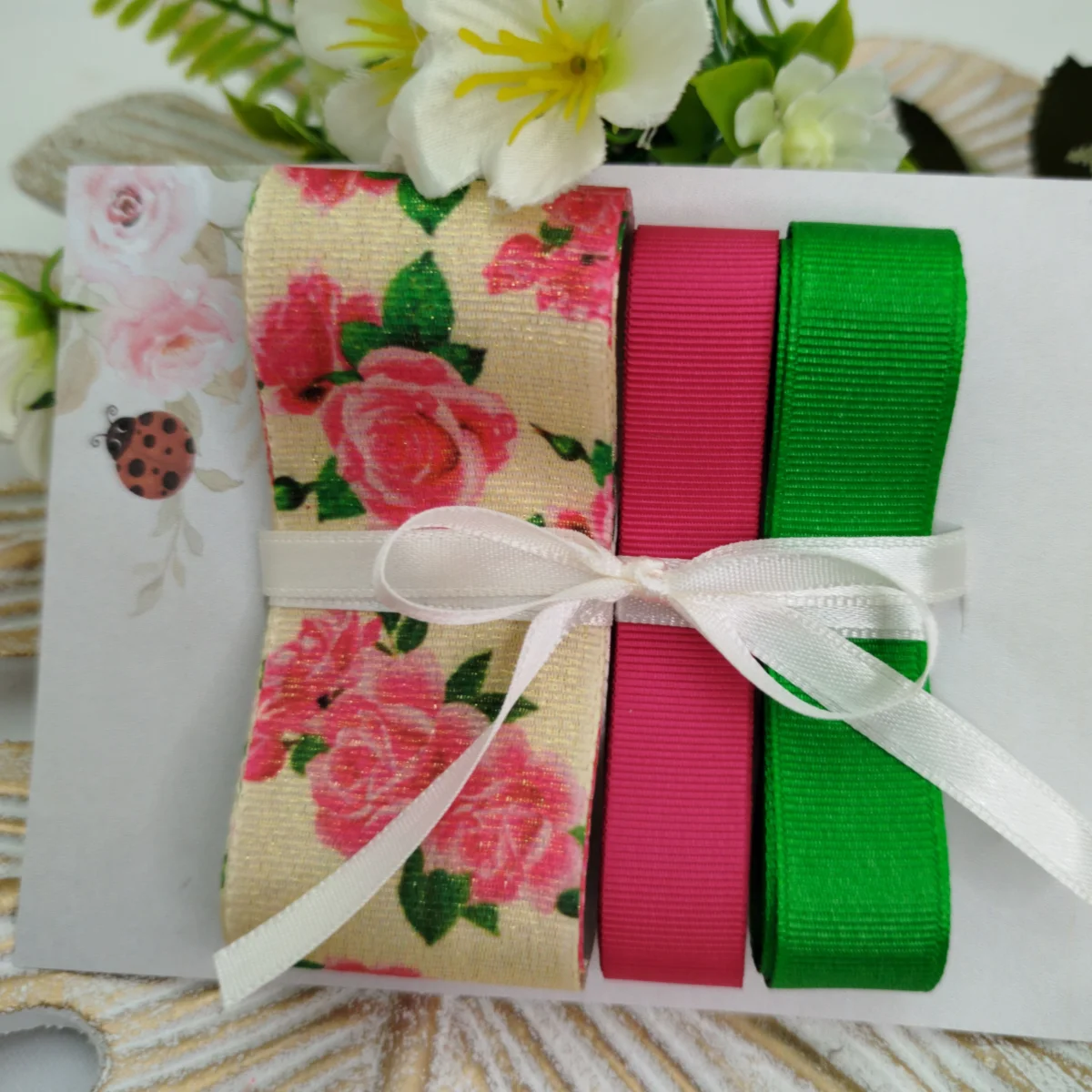 Kit de Fitas Floral Rosas — Lurex Estampado Creme, Gorgurão Pink e Verde - Imagem 1
