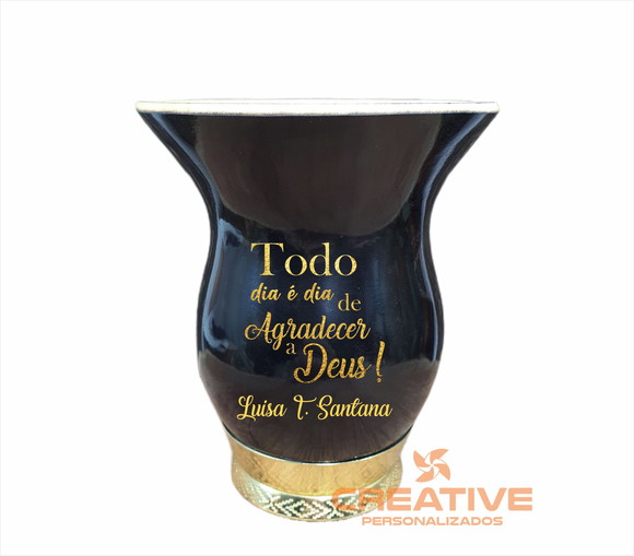 Cuia preta chimarrão pé dourado e gravação frase