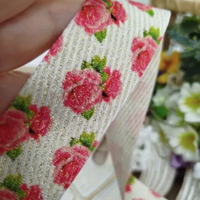 Fita Lurex 38mm No 09 Estampa Rosas com Fios Metalizados Dourados
