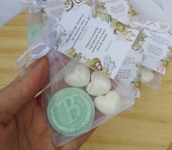 Sabonete Letra Brasão + Mini Corações com Tag Personalizada