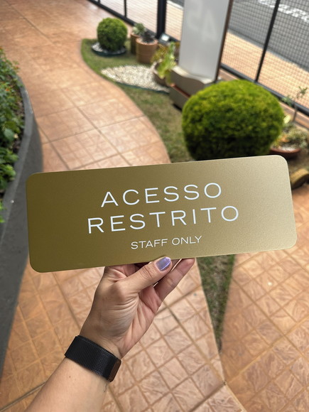 Placa - Favor Manter a Porta Fechada - Modelo Caulim 30x10,5