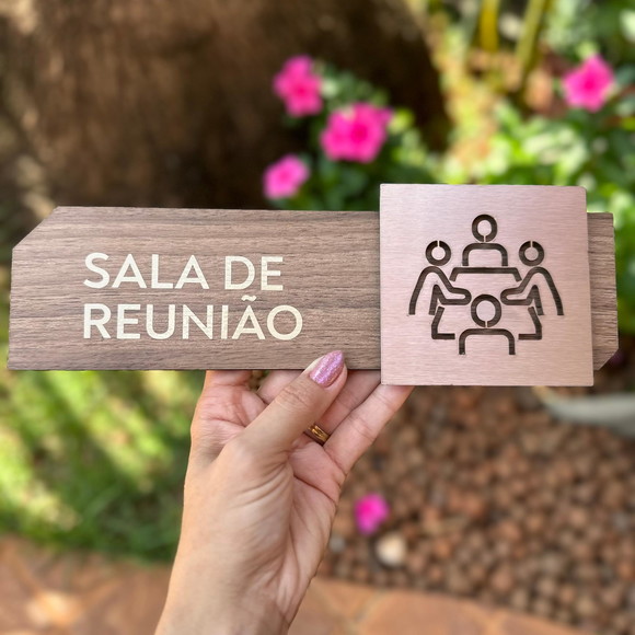 Placa de Id de Sala - Modelo Fuchsita mdf e Inox