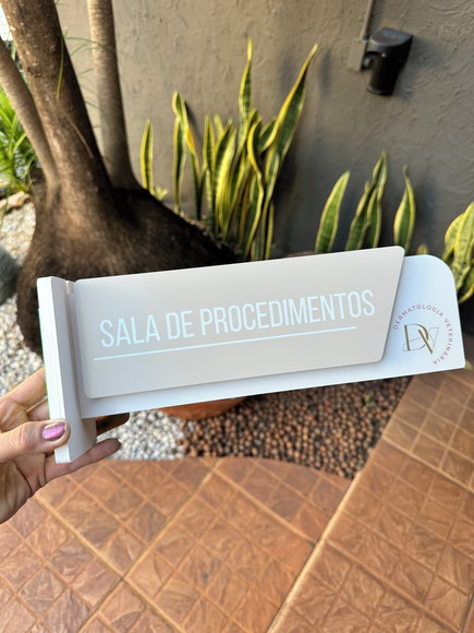 Placa de Identificação de Sala - Modelo Ametista Bandeira