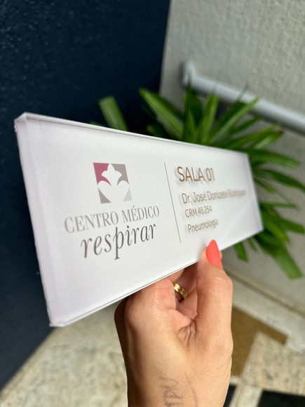 Placa de Identificação de Sala - Modelo Caulim Acrílico