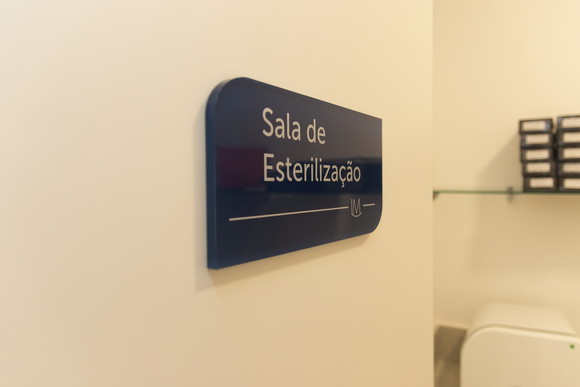Placa de Identificação de Sala - Modelo Caulim Acrílico