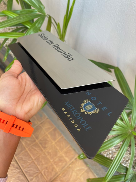 Placa de Identificação de Sala - Modelo Onix Inox e Verniz - Imagem 2