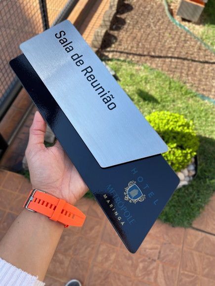 Placa de Identificação de Sala - Modelo Onix Inox e Verniz - Imagem 3