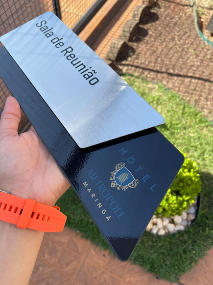 Placa de Identificação de Sala - Modelo Onix Inox e Verniz - Imagem 4