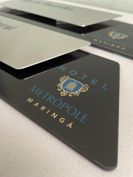 Placa de Identificação de Sala - Modelo Onix Inox e Verniz - Imagem 5