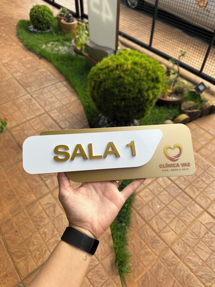 Placa Id. de Sala - Modelo Adamantium com Sobreposição