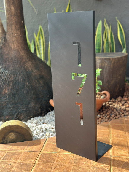 Totem Residencial Aço Carbono com Pé para Sustentação