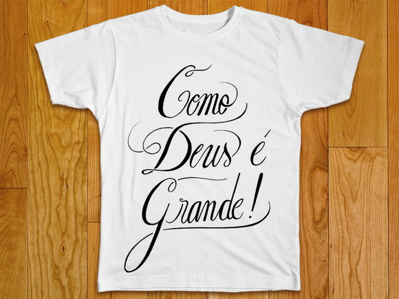 Camiseta Religiosa Como Deus é Grande