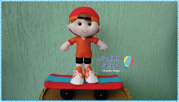 Boneco skatista em feltro