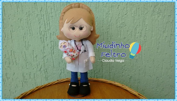 Médica Pediatra Boneca em Feltro