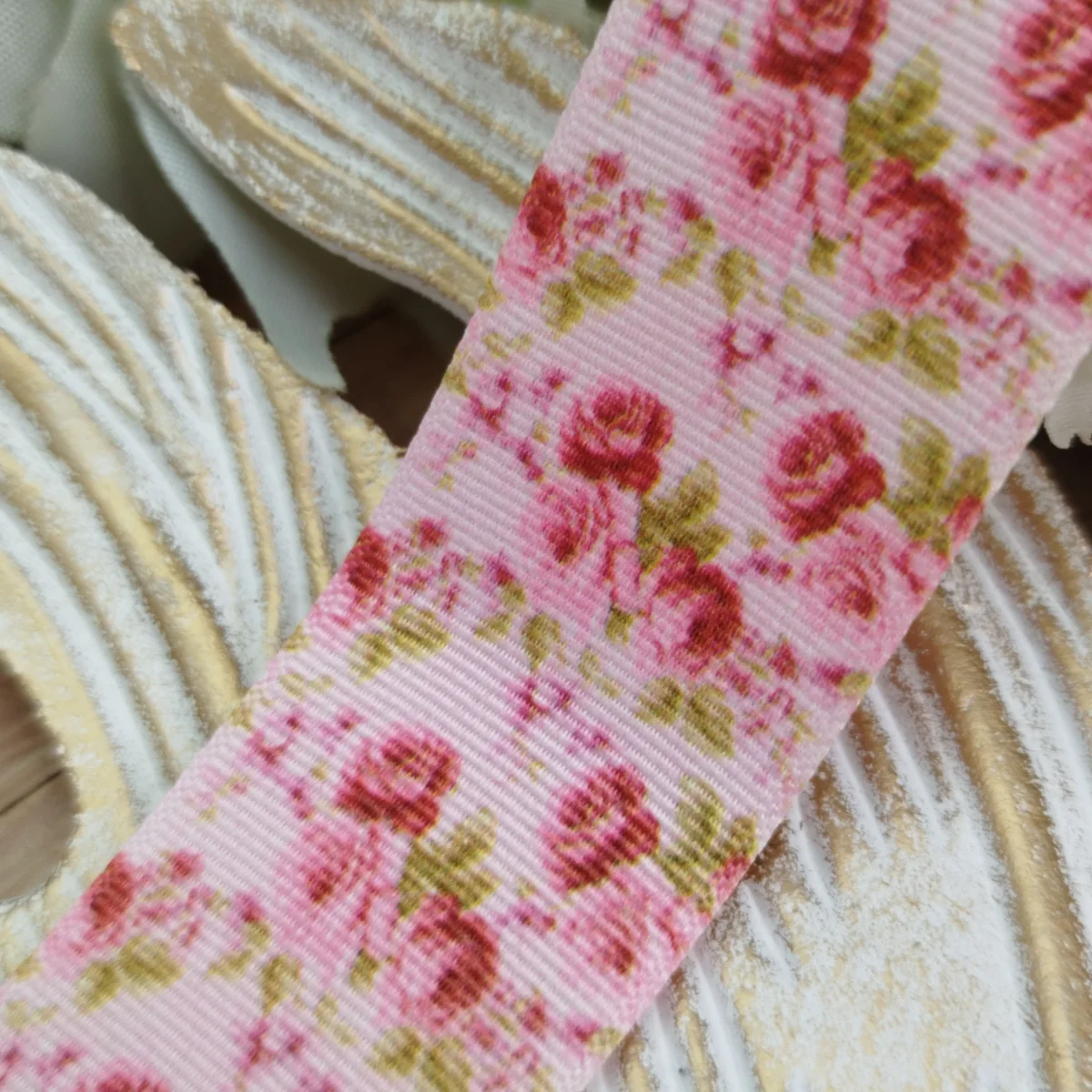 Fita Gorgurão 38mm No 09 Estampa Mini Rosas Bordô em Fundo Rosa - Imagem 1