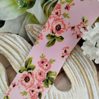 Fita Gorgurão 38mm No 09 Estampa Rosinhas Coral em Fundo Rosa