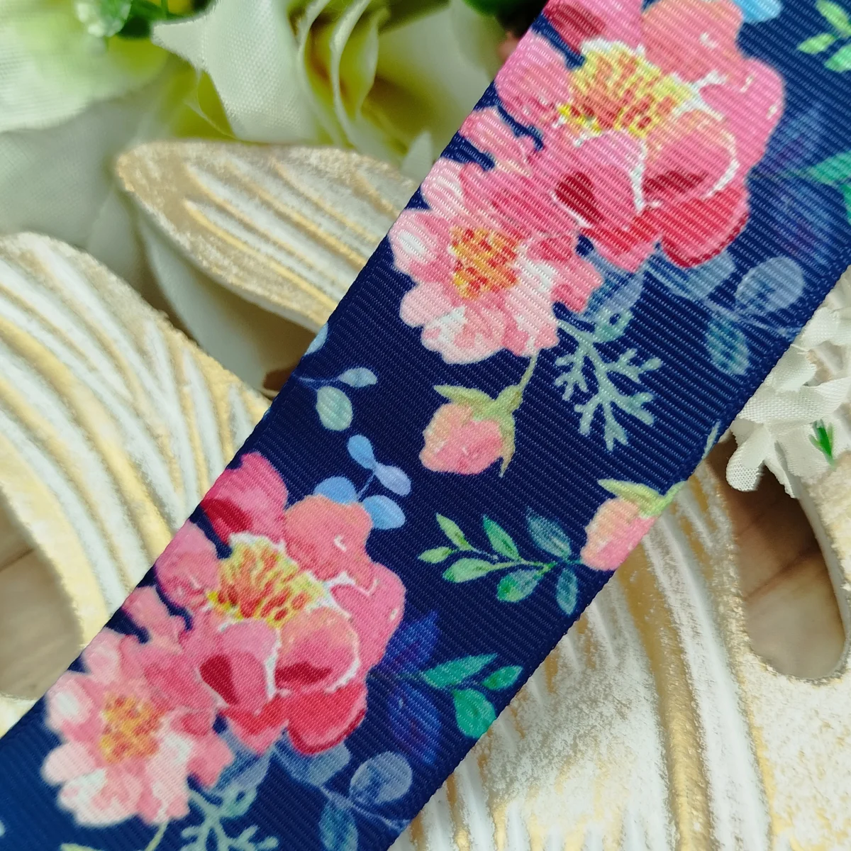 Fita Gorgurão 38mm No 09 Estampa Flores Rosa em Fundo Azul Marinho - Imagem 3