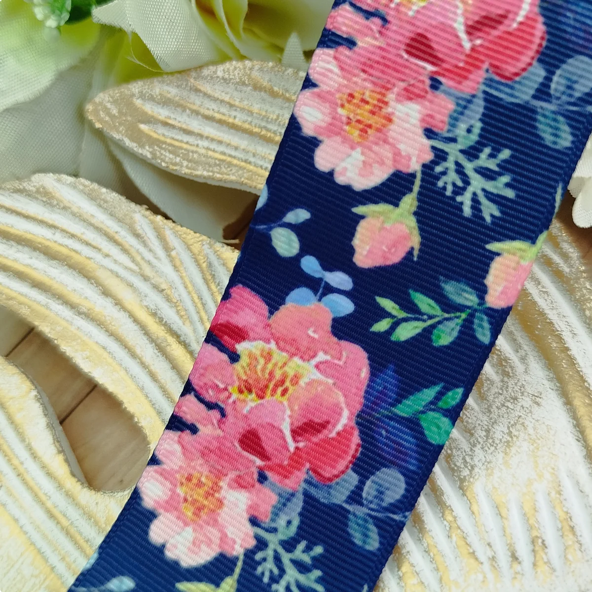 Fita Gorgurão 38mm No 09 Estampa Flores Rosa em Fundo Azul Marinho - Imagem 1