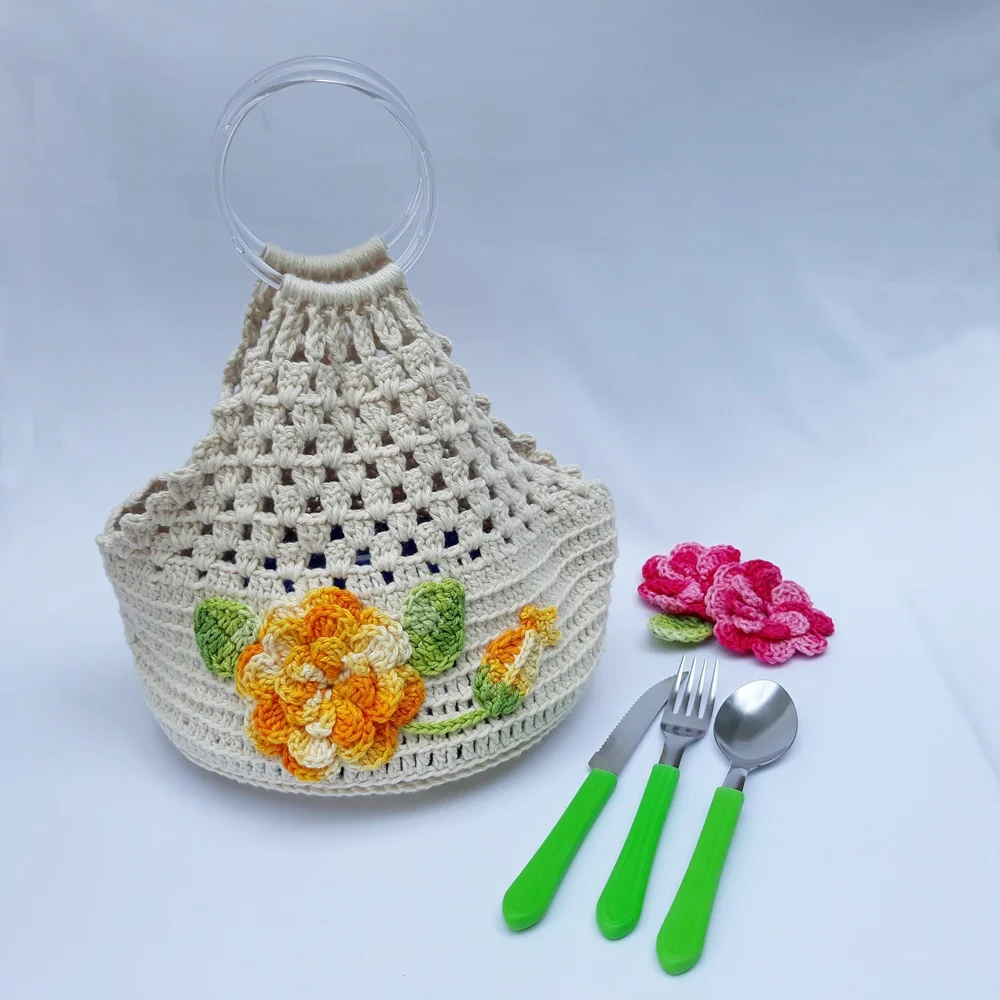 Porta Pratos em Crochê Av01 / Cor Cru com Flor Laranja Mesclada