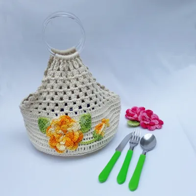 Porta Pratos em Crochê Av01 / Cor Cru com Flor Laranja Mesclada
