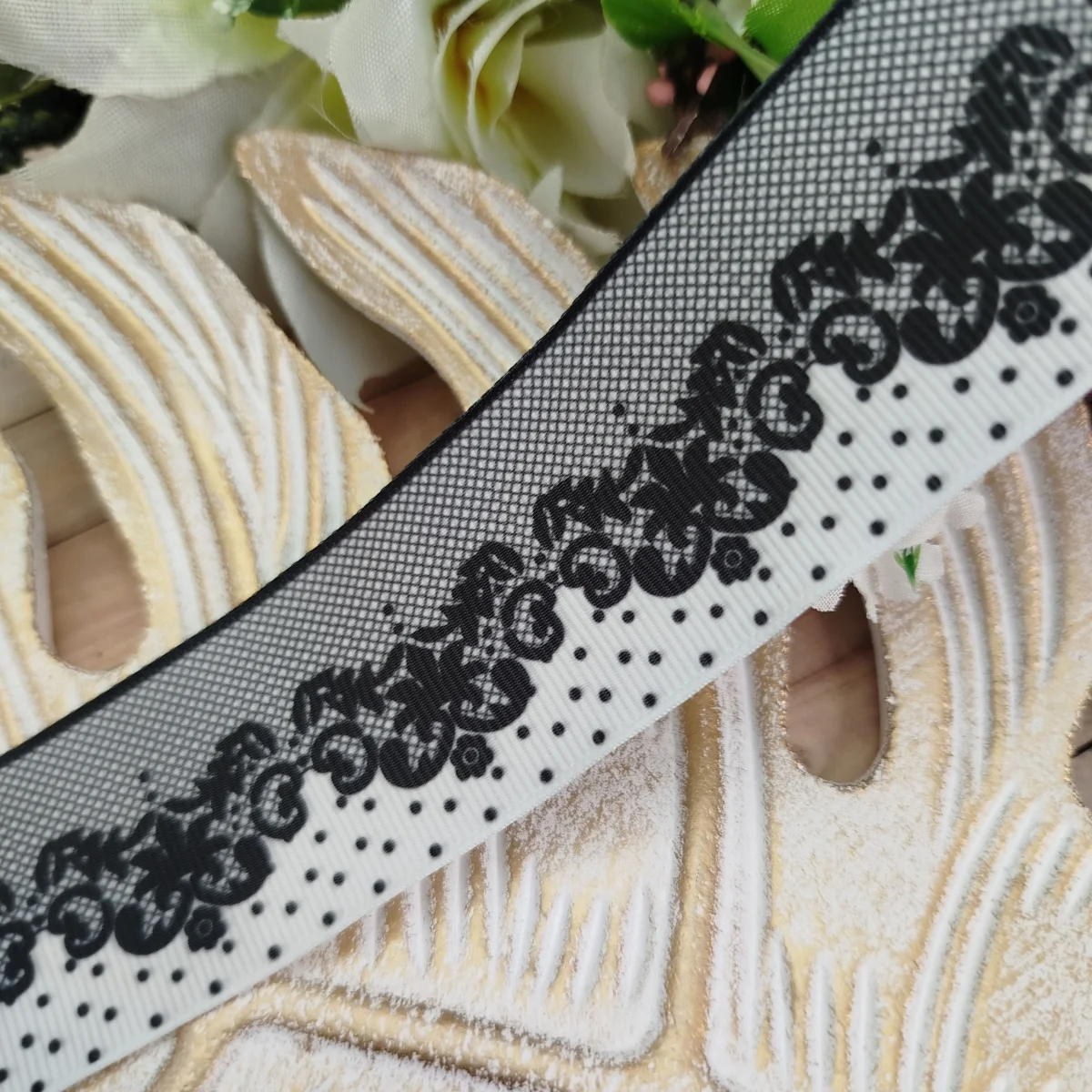 Fita Gorgurão 38mm No 09 Estampa Arabescos e Ornamentos Preto e Branco - Imagem 2