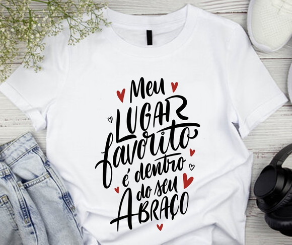 Camiseta Meu Lugar Favorito É Dentro do Seu Abraço